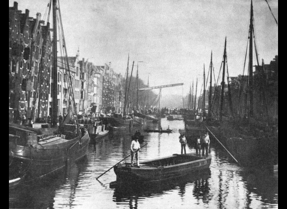 Brouwersgracht 236-242 pakhuizen links. Brug 146 voor Binnen Oranjestraat. In het water meerdere vrachtschepen. (1900)