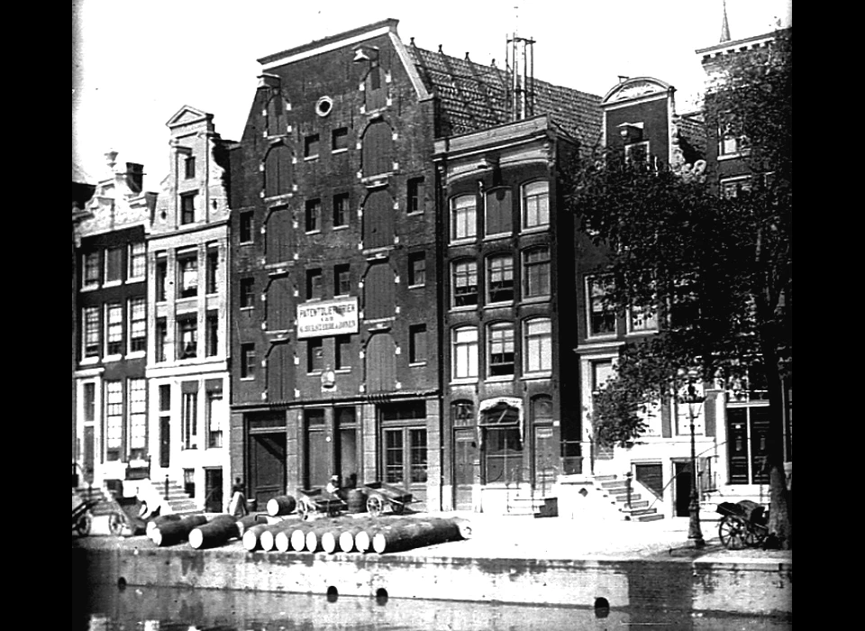 Brouwersgracht 114-118 dubbelpakhuis is een voorbeeld van de vele pakhuizen langs deze gracht. Niet alleen de Brouwergracht is deels een 
					  pakhuizengracht, ook de Prinsengracht is een opvallende pakhuizengracht evenals Prinseneiland. (1895)