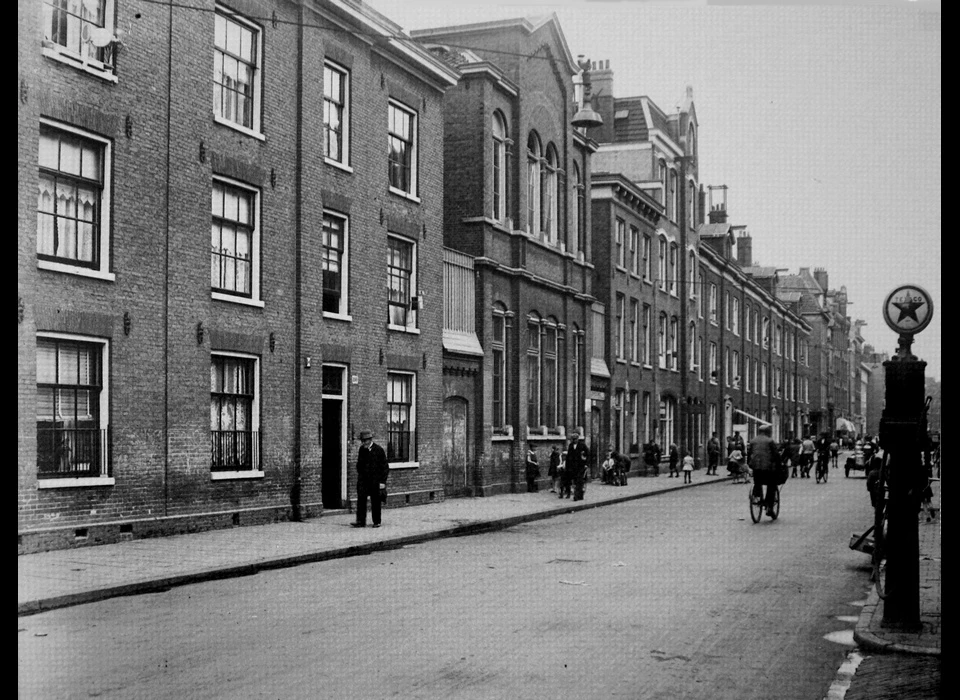 Willemsstraat 182-188 Openbare Lagere School 15 (Armenschool) 
					  in het midden de later afgebroken onderwijzerswoning (ca.1900)