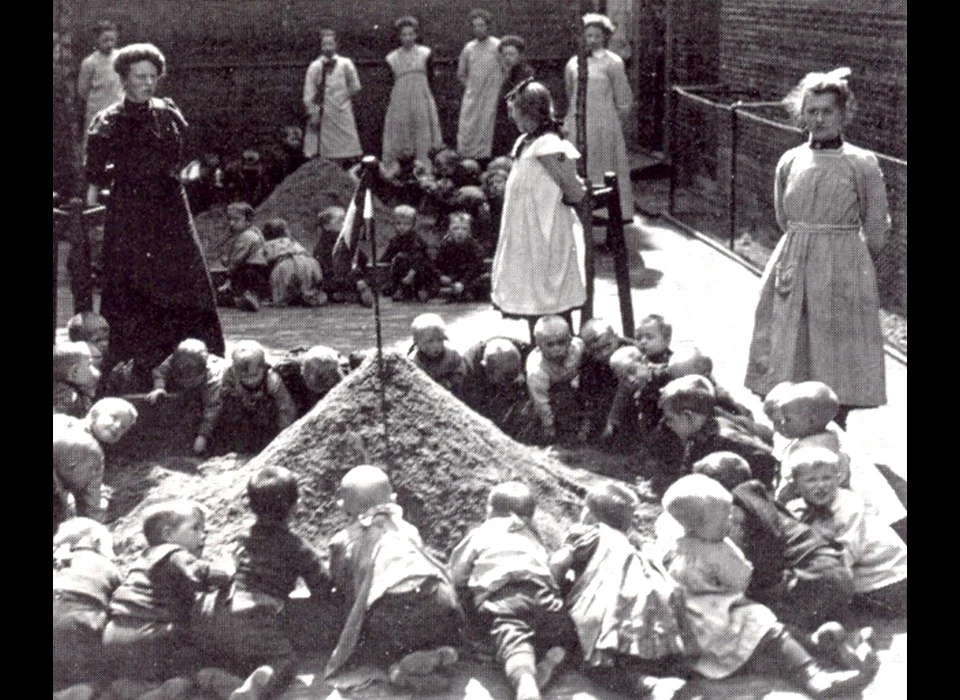 Willemsstraat 39 bewaarschool 'Heilschooltje' van de vereniging Heil des Volks, verrichtte Christelijk filantropische werk in de Jordaan (1912)