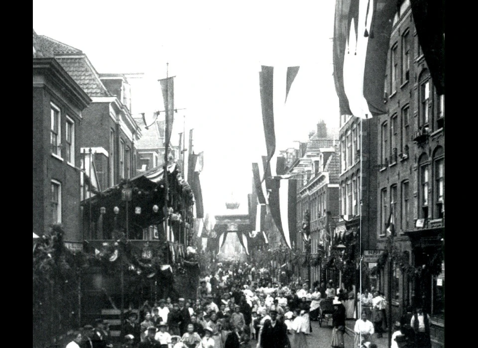 Willemsstraat kroningsfeesten voor koningin Wilhelmina (1898)