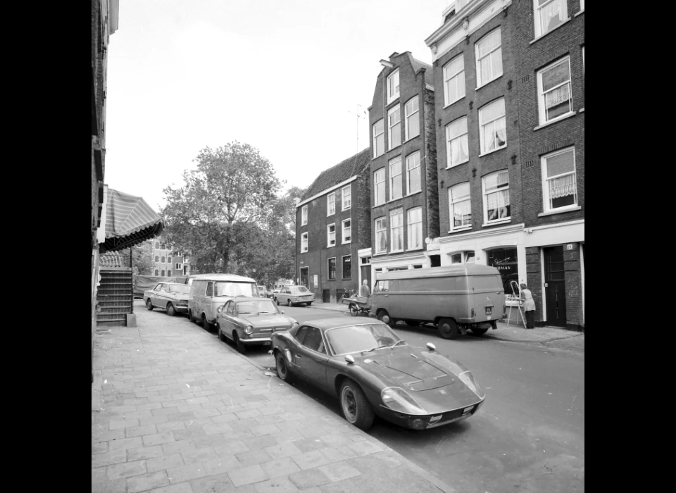 Willemsstraat 1-17 links van 1 Zevenkattengang, rechts van 1 Willem Bakkersgang (1974)