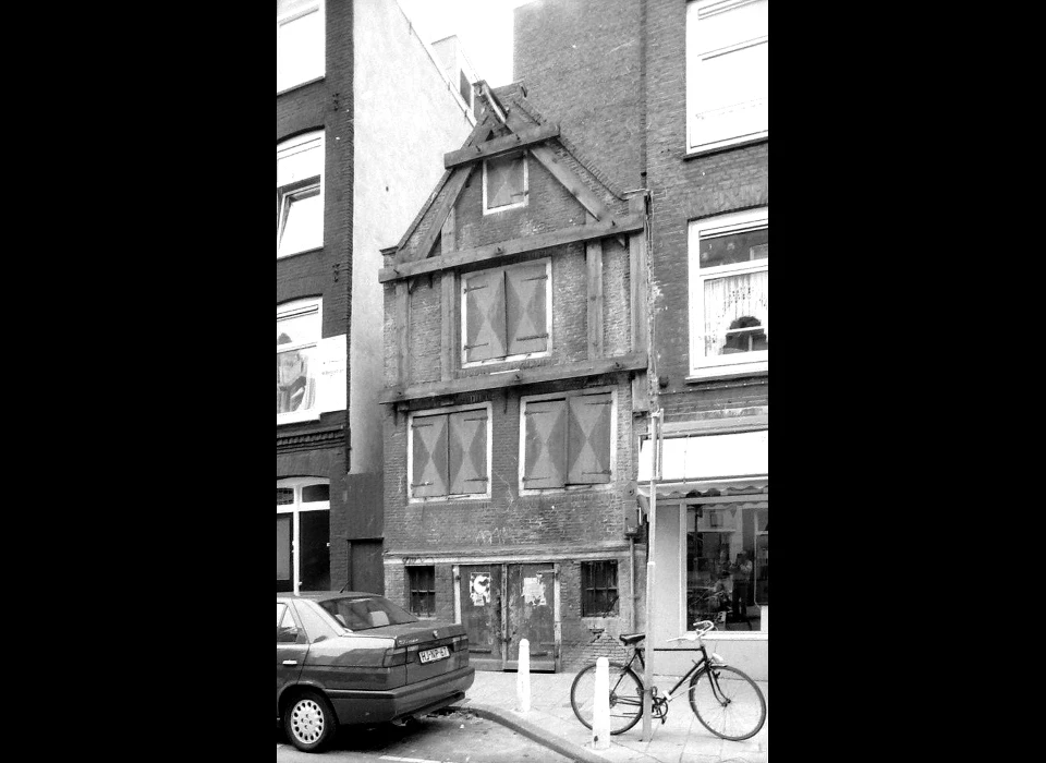 Willemsstraat 29 een krakkemikkig pakhuisje, na afbraak en nieuwbouw kwam hier een gevelsteen 't Kleine Pakhuis terecht (ca.1975)