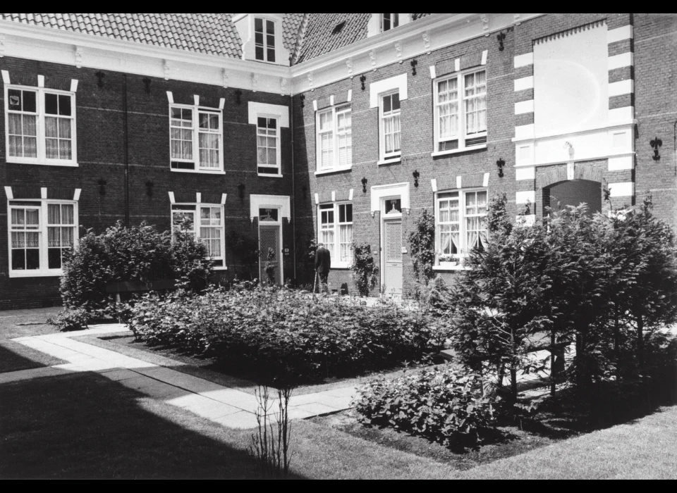 Willemsstraat 149-165 Constantiahofje tuin.binnenplaats (1954) 