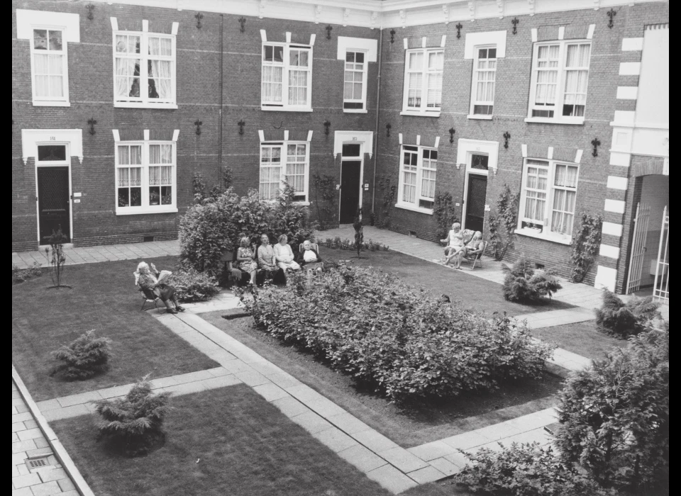Willemsstraat 149-165 Constantiahofje tuin binnenplaats (1954)