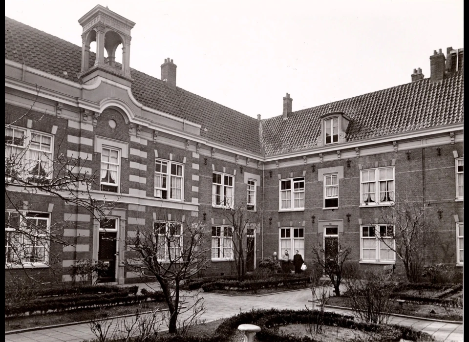 Willemsstraat 149-165 Constantiahofje tuin binnenplaats (1954)