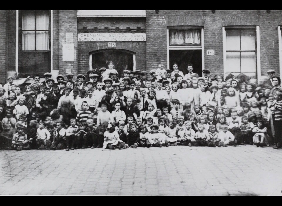 Willemsstraat 182-188 leerlingen van de Openbare Lagere School 15 (Armenschool) 
					  schoolfoto (ca.1930)