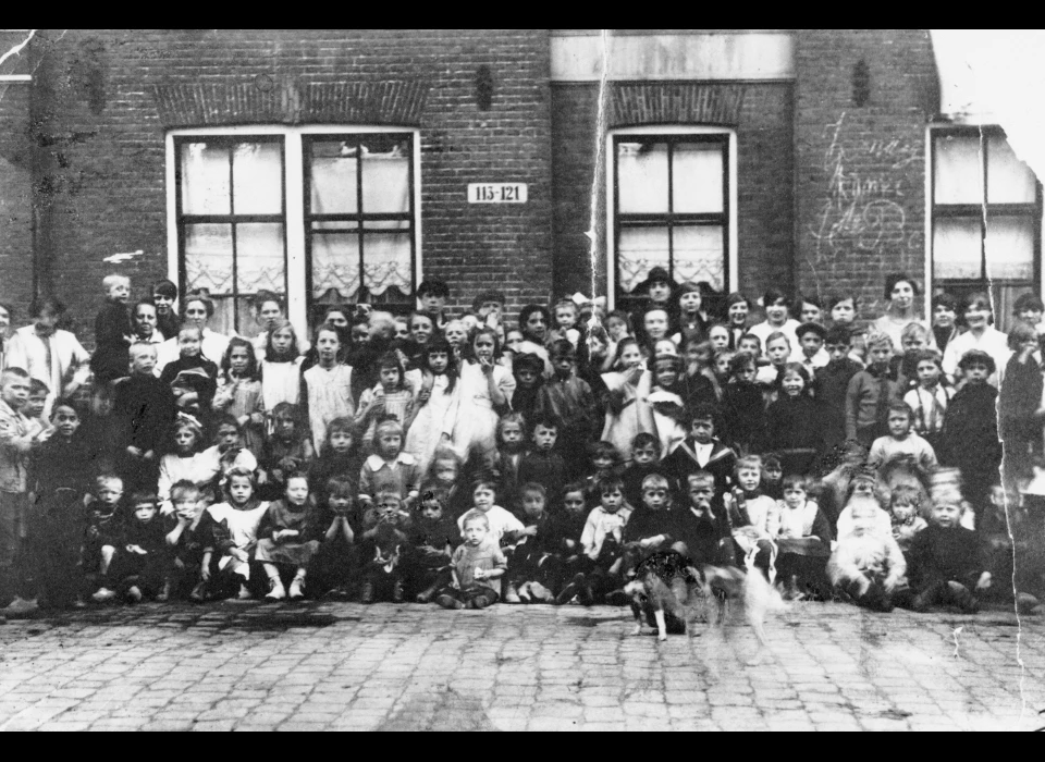 Willemsstraat 182-188 leerlingen van de Openbare Lagere School 15 (Armenschool) 
					  voor Willemsstraat 113-121 schoolfoto (ca.1930)