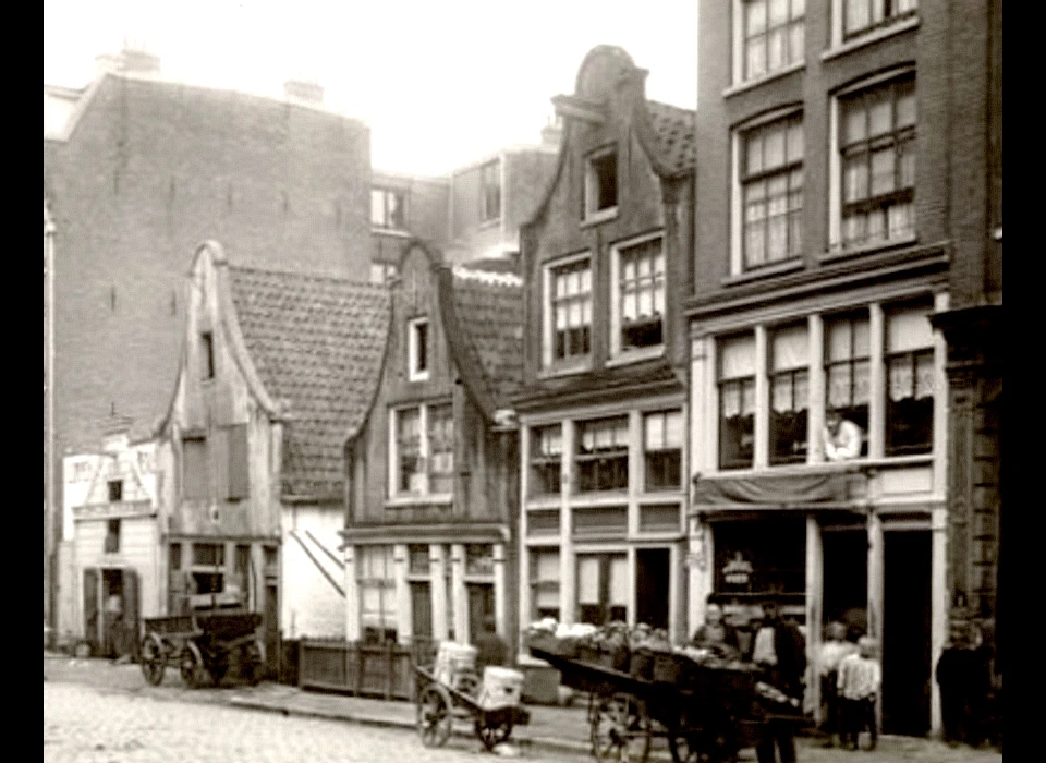 Willemsstraat tussen 1e en 2e Goudsbloemdwarsstraat, in het midden de Slagersgang (ca.1900)