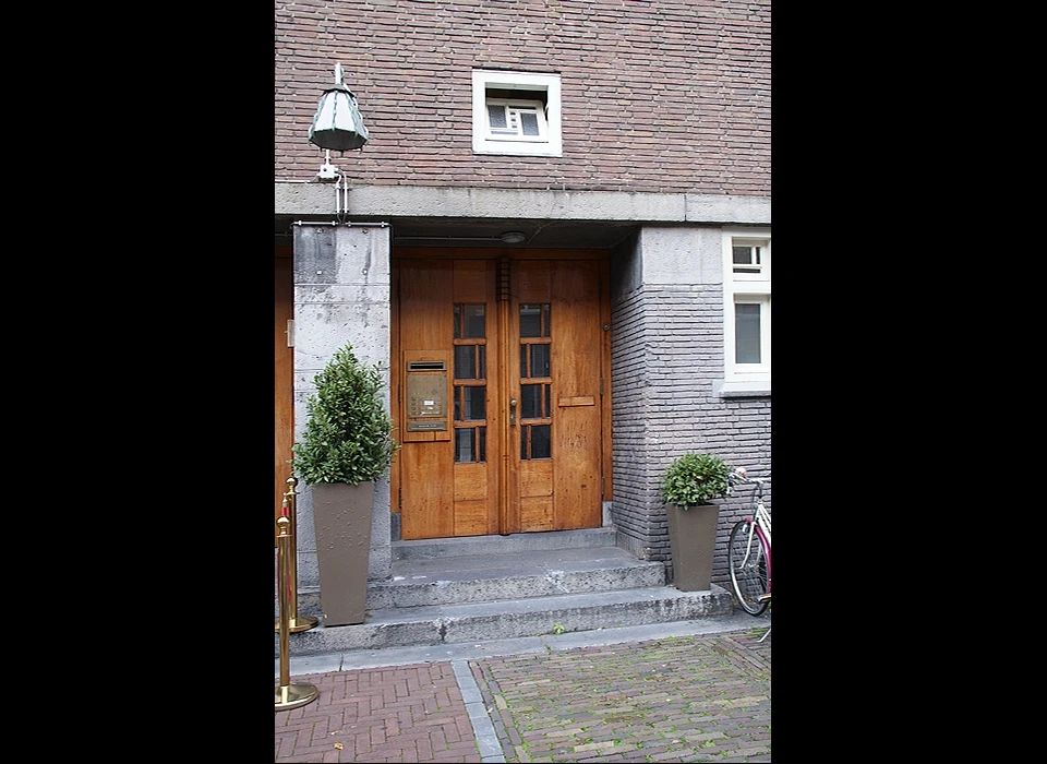 Willemsstraat 24 entree voormalig GGD-gebouw in Amsterdamse Schoolstijl (2020)