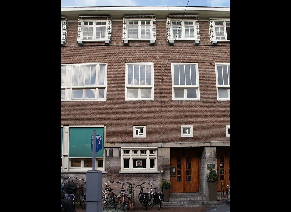 Willemsstraat 24 voormalig GGD-gebouw in Amsterdamse Schoolstijl (2020)