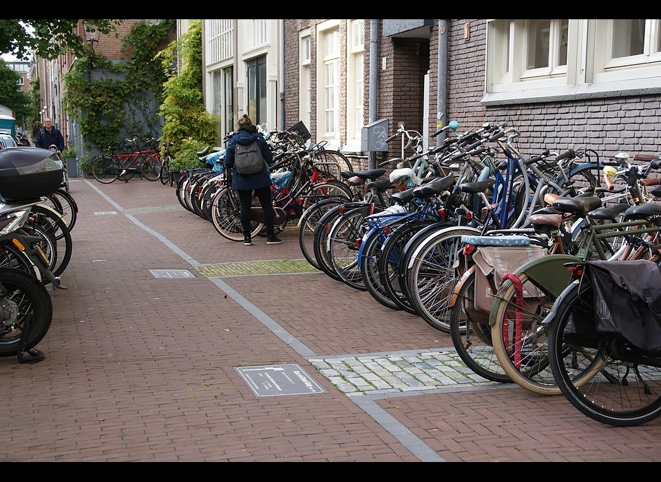 Willemsstraat 24-26 tegels geven de plaats van voormalige gangen aan voor het gebouw van de GGD (2020)