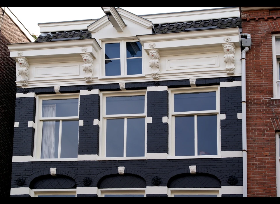 Willemsstraat 97 top lijstgevel (2020)