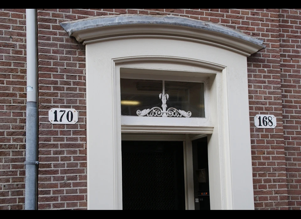 Willemsstraat 168-170 portiek, bovenlicht met snijraam (2020)