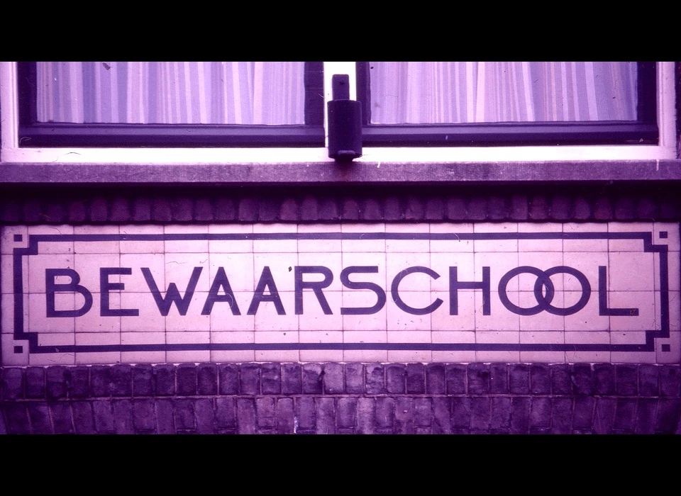 Willemsstraat 39 tegeltableau Bewaarschool (1998)