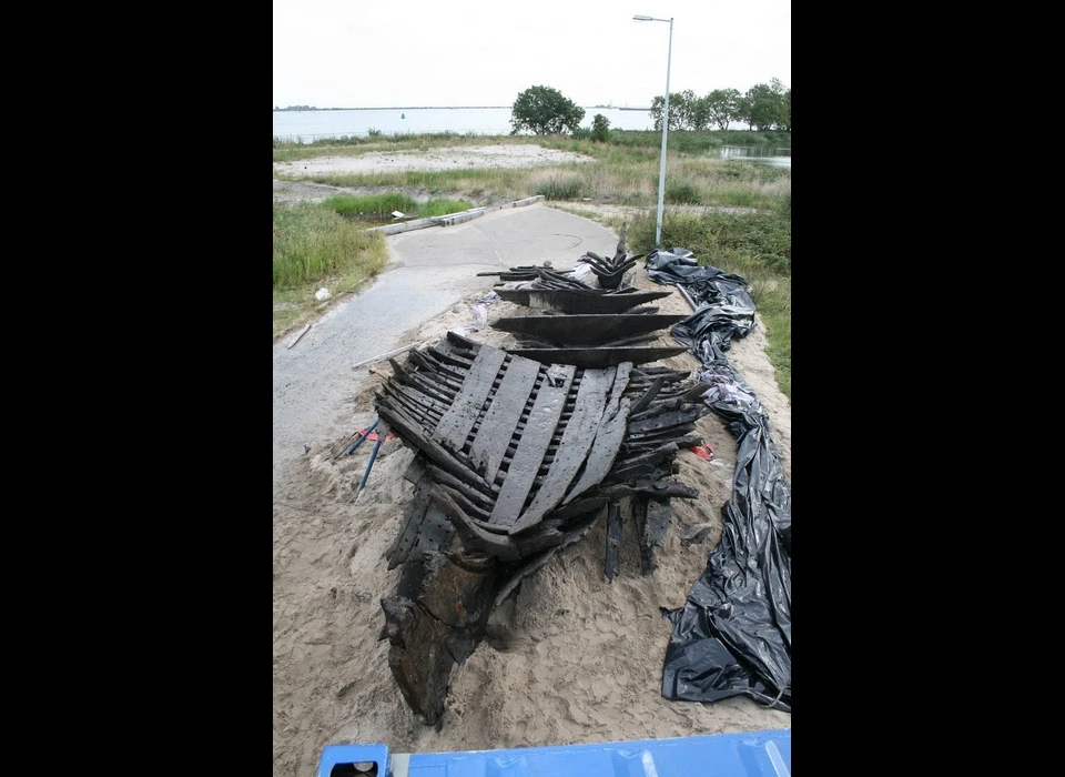 Het voor onderzoek boven water gehaalde scheepswrak (2009)