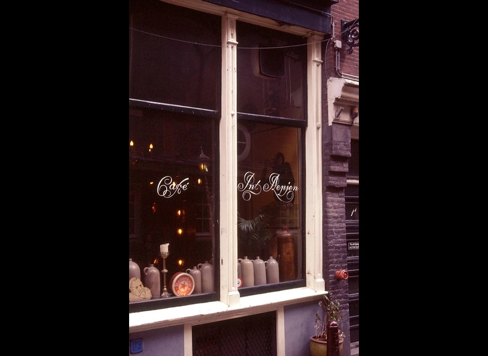 Zeedijk 1 café In 't Aepjen detail venster (2002)