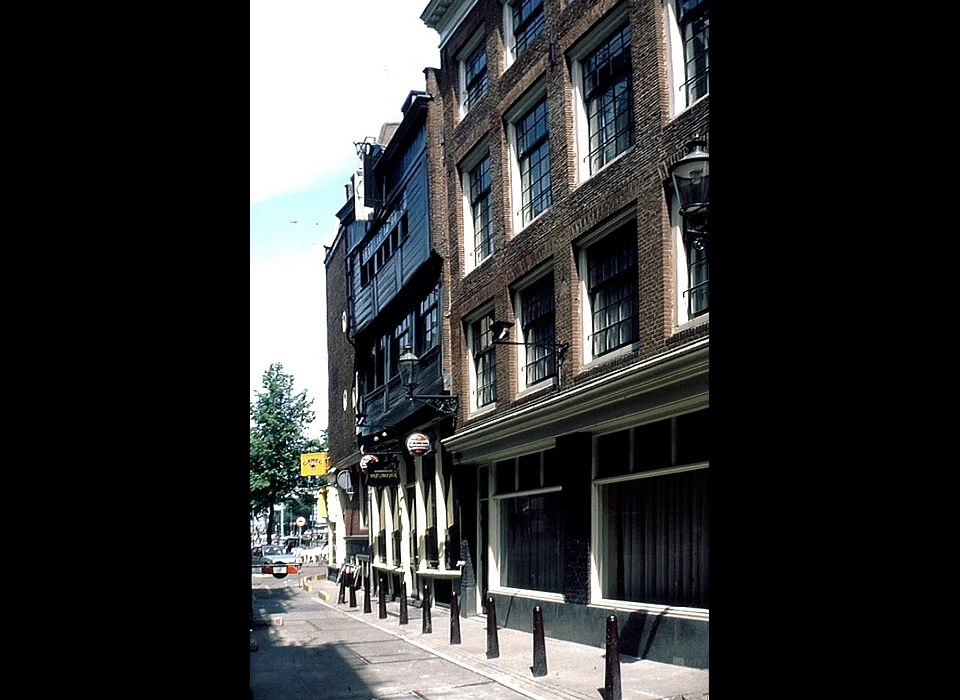 Zeedijk 1 café In 't Aepjen houten huis (1992)