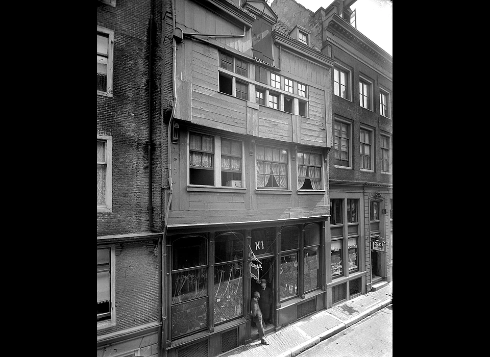 Zeedijk 1 houten huis (circa.1900)