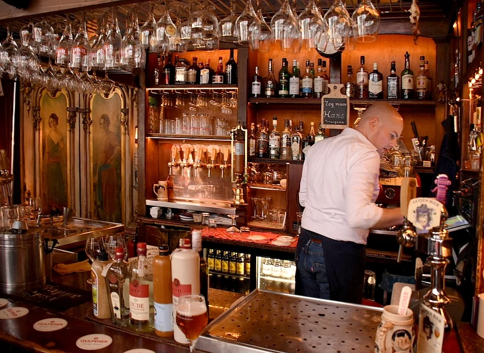 Zeedijk 1 interieur café In 't Aepjen (2016)