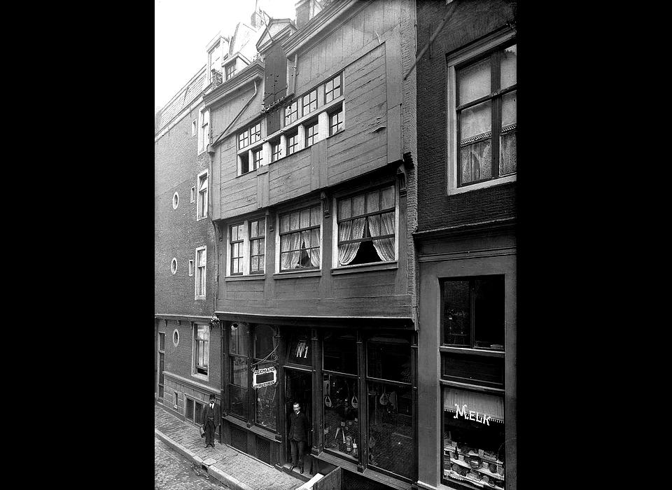 Zeedijk 1 houten huis winkel in zeemansbenodigdheden (circa.1915)