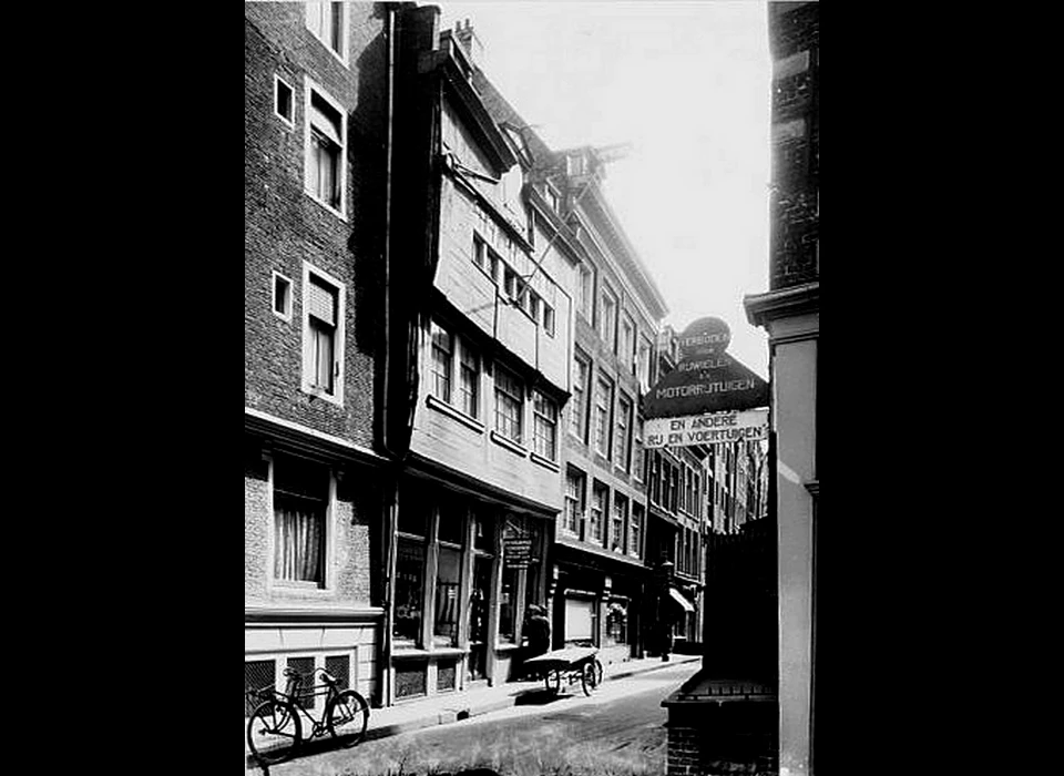 Zeedijk 1 houten huis (circa.1910)