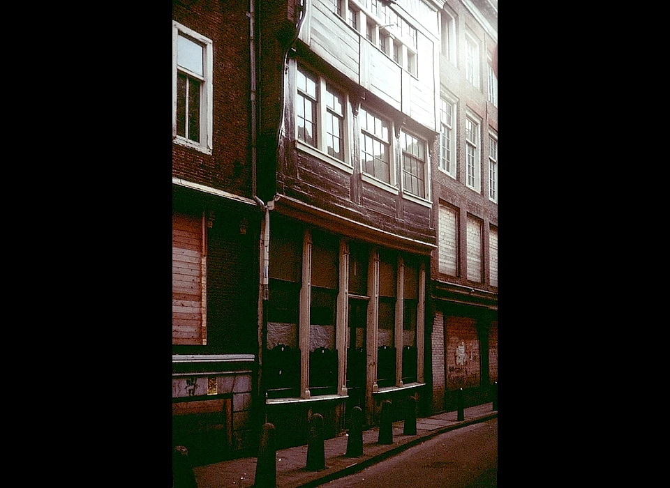 Zeedijk 1 houten huis aan de vooravond van de restauratie (1985)