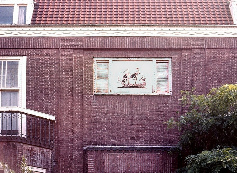 Cornelis Schuytstraat 57 Schip in voorgevel van toenmalige Scheepvaartmuseum (1979)