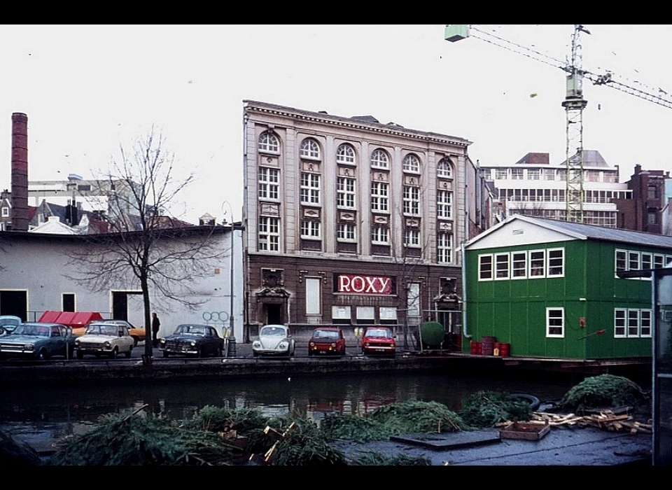 Singel 465 achtergevel Roxy-bioscoop. Bij een brand gaat het Roxy verloren en in de nieuwbouw na de knik rechts ontstaat Muntplein 10. (1975)