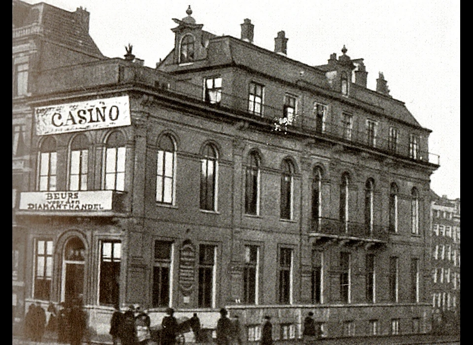 Amstel 29 overdag Beurs van de Diamanthandel in gebouw Casino, 's avonds feestzaal (1900)
