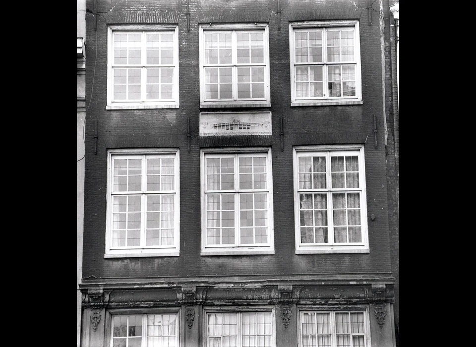Zwanenburgerstraat 26 Huize Sandman detail gevel met gevelsteen 'De Blaauwbrugh over den Amstel' (1956)
