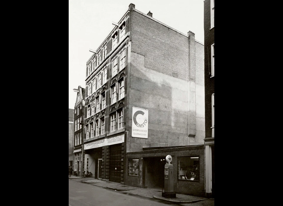 Zwanenburgerstraat 37-41 v.l.n.r. 41 werd lang geleden bewoond door Rembrandt en Saskia (1954)