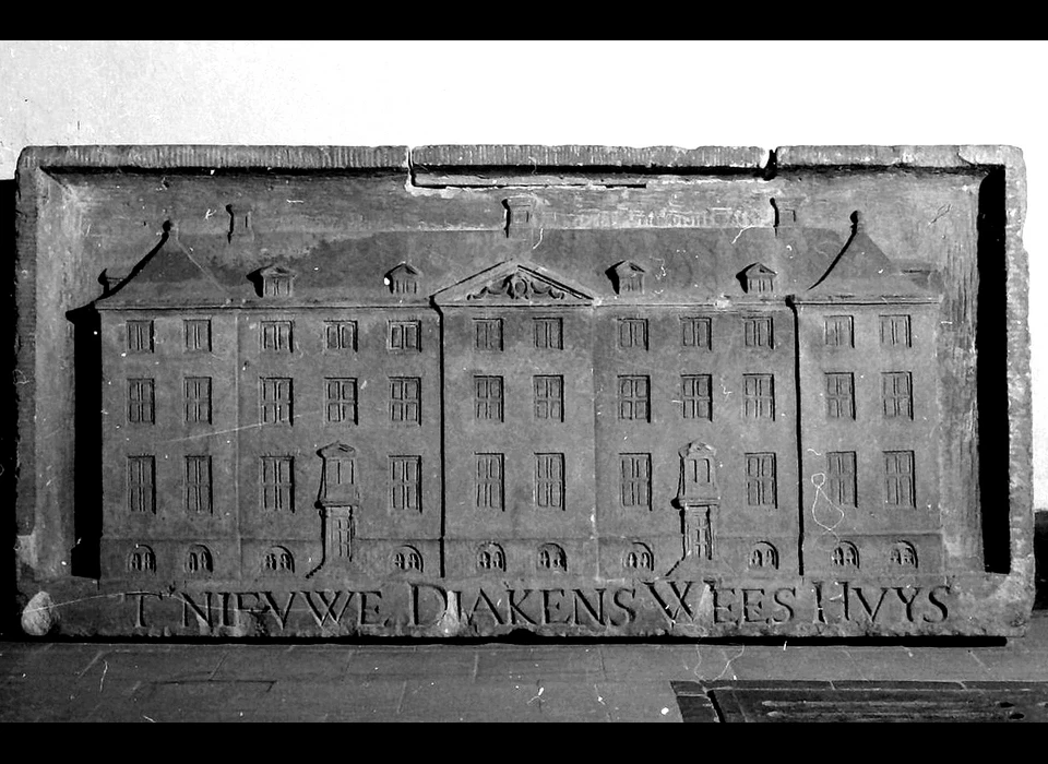 In 1956 werd een gevelsteen met het Nieuwe Diakens Weeshuys aangetroffen in Tuinstraat 97