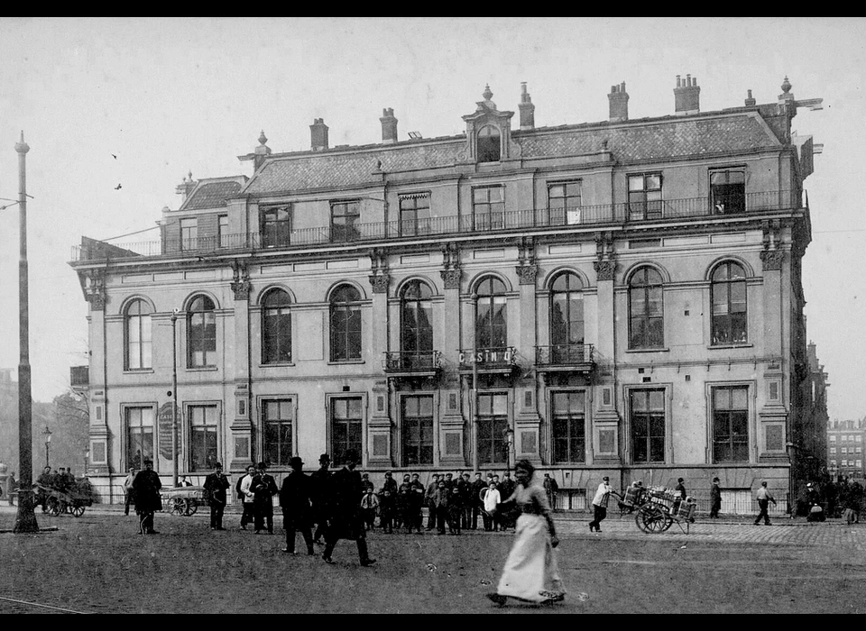 Zwanenburgerstraat 28 Gebouw Casino links de uitbreiding met twee ramen (ca.1905)