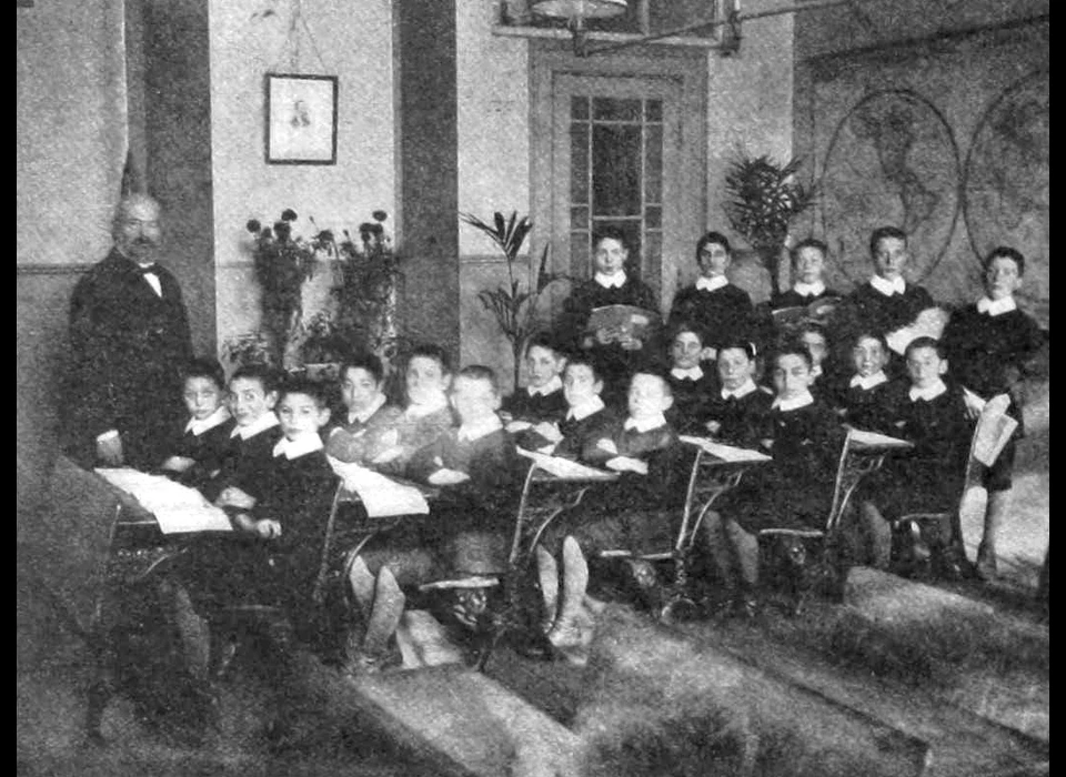 Zwanenburgerstraat 20-22 Nederlands-Israëlitisch Jongensweeshuis Megadlé Jethomim, school (1912)
