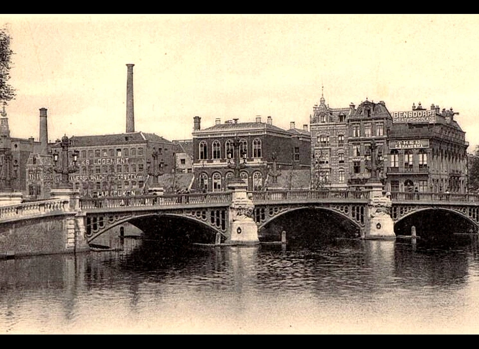 Amstel met links De Toevlucht (voor onbehuisden) en rechts gebouw Casino (ca.1900)