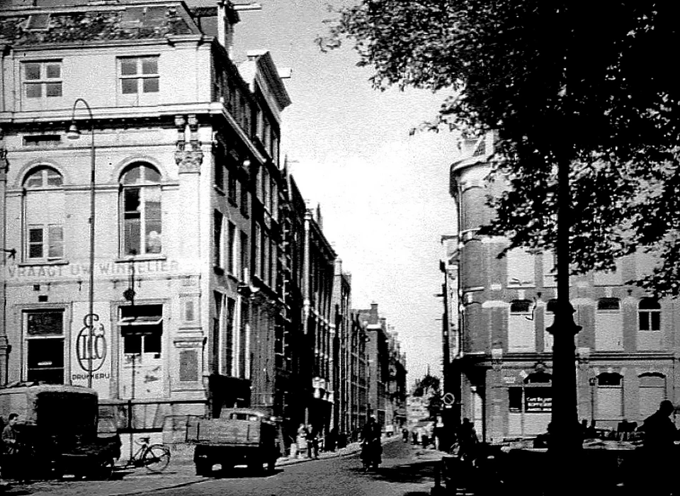 Zwanenburgerstraat gezien vanaf het Waterlooplein naar de Zwanenburgwal (1958)