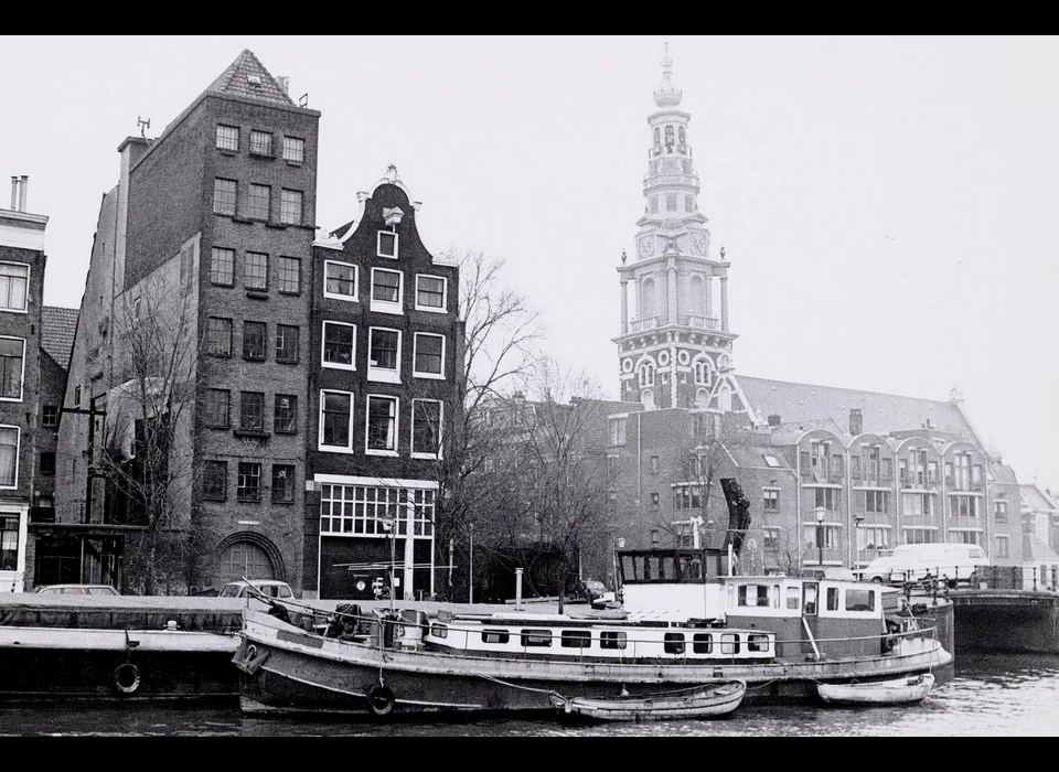 Zwanenburgwal 8-22 (v.r.n.l.) Zuiderkerk zichtbaar door ontbrekende bebouwing. (1980)