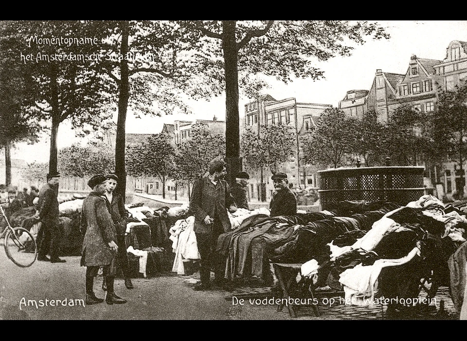 Zwanenburgwal Voddenbeurs aan de onevenzijde van de gracht ter hoogte van voormalige Houtgracht, nu Waterlooplein (1910)