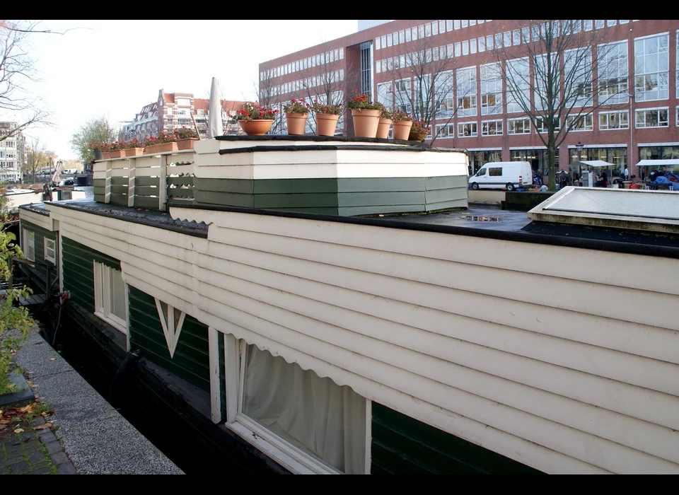 Zwanenburgwal 182 woonschip De Wiekslag schip gebouwd in Amsterdamse School-stijl (2022)