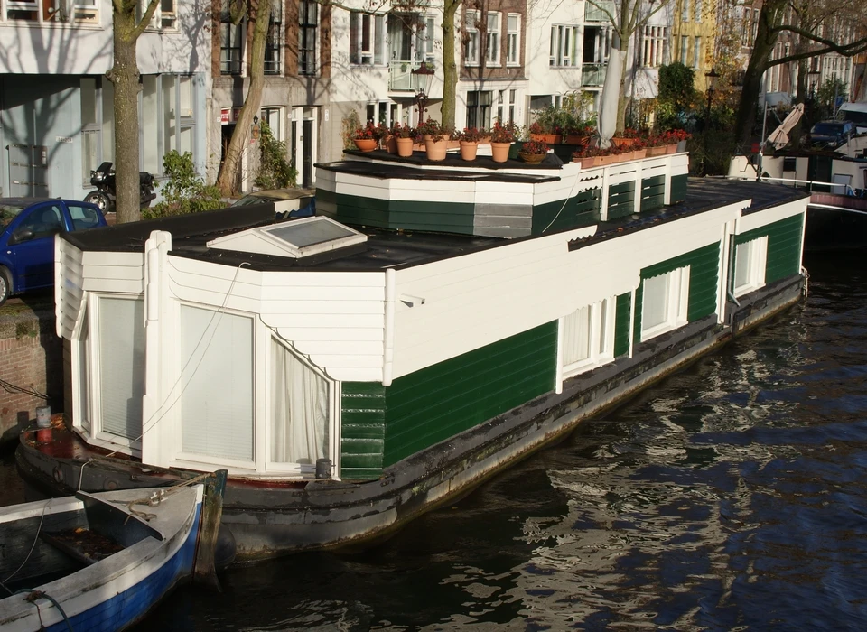 Zwanenburgwal 182 woonschip De Wiekslag schip gebouwd in Amsterdamse School-stijl (2022)