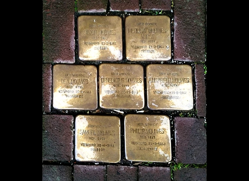 Zwanenburgwal 272 (vh 92) Stolpersteinen familie Mouwes (2022)