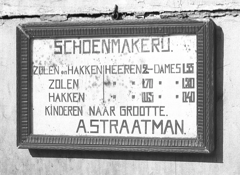 Zwanenburgwal 218-230 (vh 80) reclamebord schoenmaker boven ingang kelderwoning (1926)