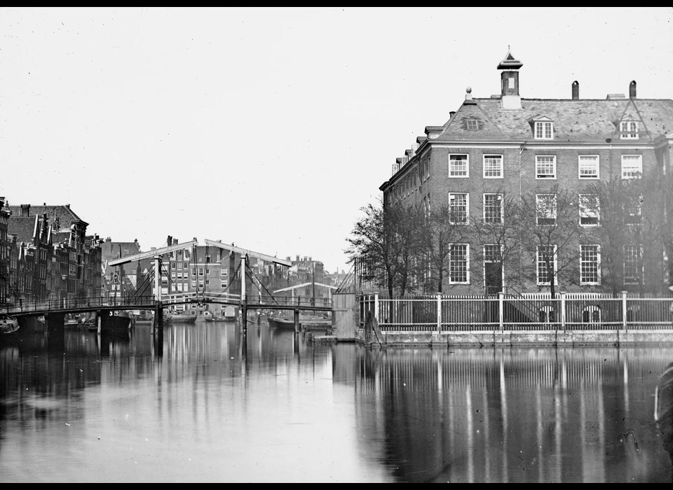 Zwanenburgwal de Zwanenburgerbrug met rechts de tuin van het Diaconie Weeshuis der Nederduits Hervormde Gemeente (ca.1870)