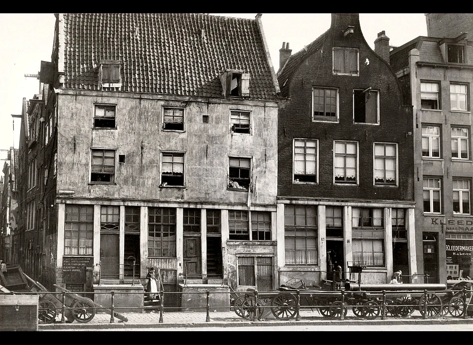 Zwanenburgwal 1-5 Vervallen nummering. (ca.1920)