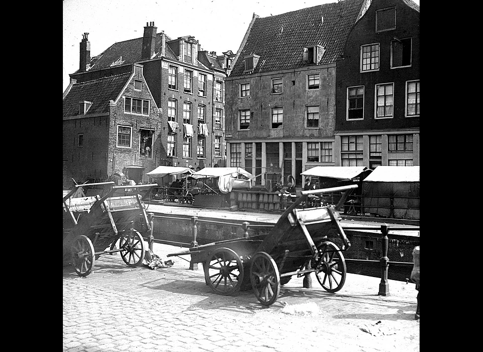 Zwanenburgwal 1-5 Vervallen nummering. (1925)