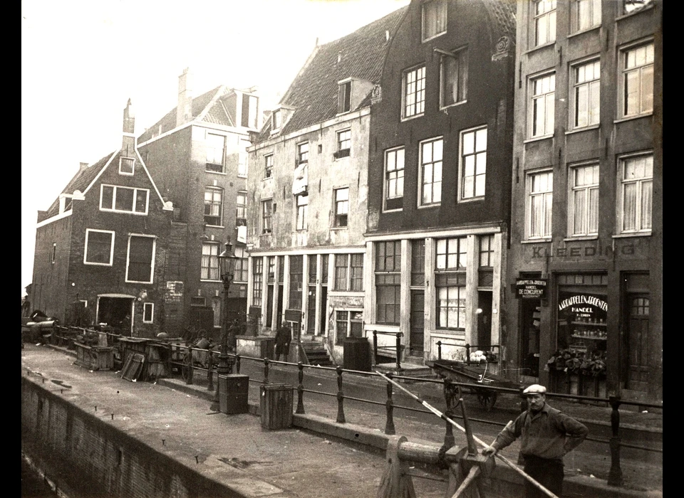 Zwanenburgwal 1-7 rechts Aardappel- en groentenhandel De Concurrent Vervallen nummering. (1930)