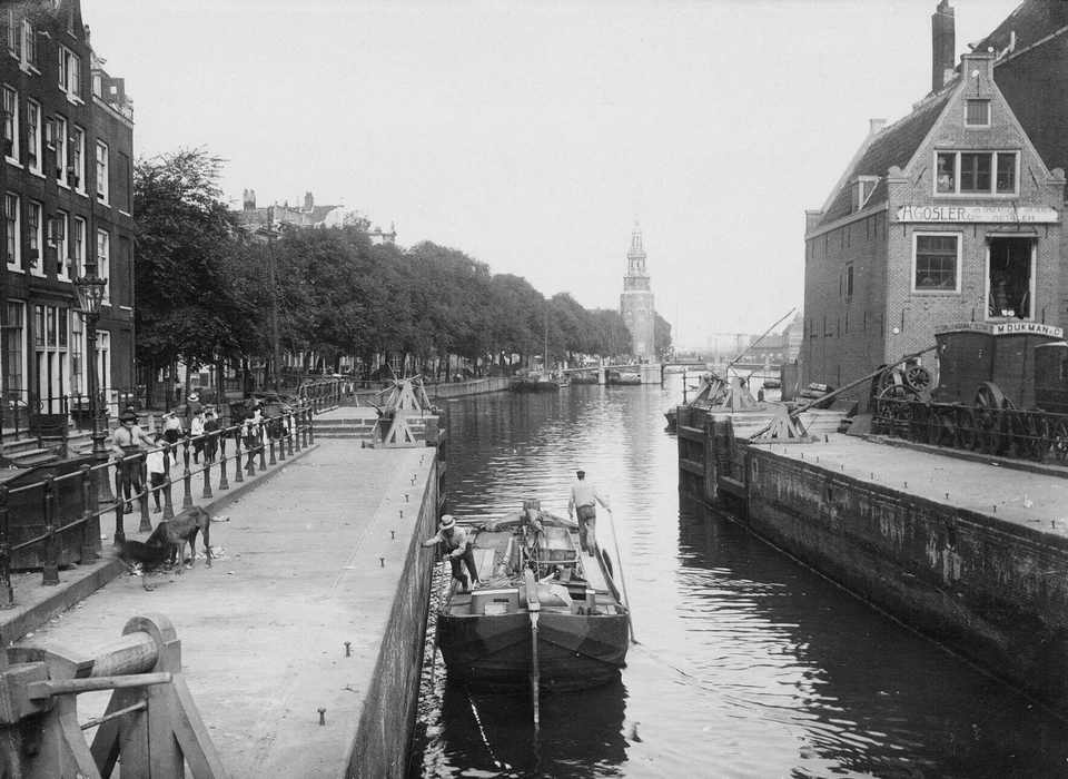 Zwanenburgwal 2-4 (links) Vervallen nummering. Nu heet het hier Sint Antoniesluis (1915)