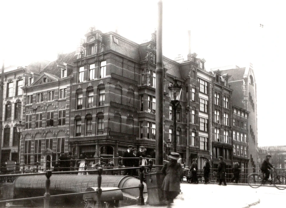 Zwanenburgwal 9-17 het hoekhuis Jodenbreestraat is gebouwd door architect J.Lenderink (ca.1905)