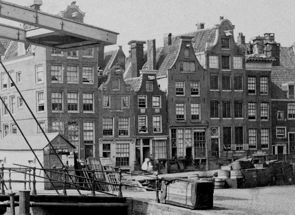 Zwanenburgwal 2 (vh 16-26) (v.r.n.l.) gezien vanaf Houtgracht (1864)